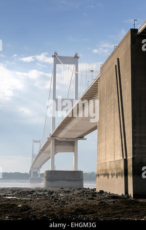 Die älteren original Severn suspension Brücke über den Severn Estuary bei Ebbe an einem sonnigen Tag Stockfoto