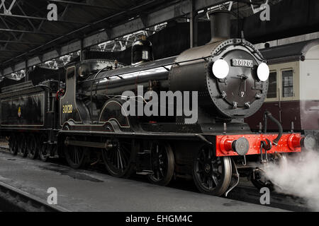 Erhaltene T9 Klasse (Greyhound) Dampflokomotive in Didcot Railway Centre, im Inneren des Motors zu vergießen. Stockfoto