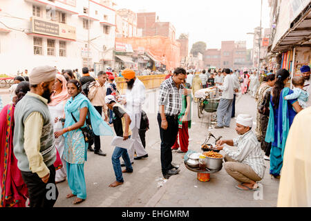 Ein Lebensmittel-Anbieter in den belebten Straßen von Amritsar. Stockfoto