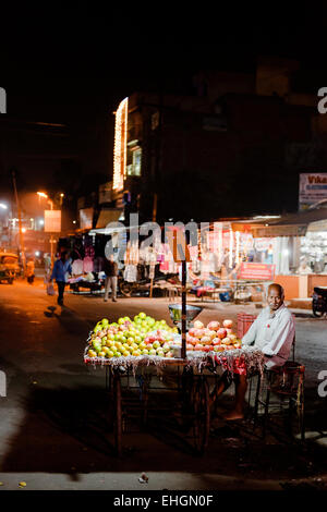 Frisches Obst Straßenstand in Amritsar. Stockfoto