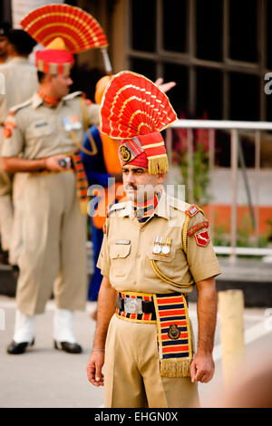 Indisch-pakistanischen Grenze ändern der feierlichen wachen. Stockfoto