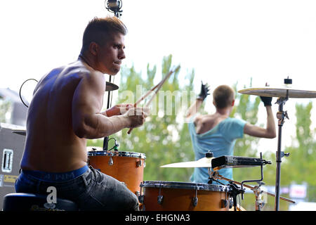 MADRID - SEP 13: Schlagzeuger Kitai (Band) Konzert am Dcode Festival am 13. September 2014 in Madrid, Spanien. Stockfoto