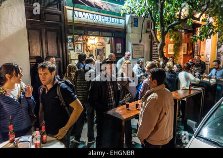 Tapas Restaurant Bar Alvaro Peregil in Sevilla, Sevilla, Spanien mit einem Hipster-Publikum am Tische draußen stehen. Auch bekannt als La Goleta Stockfoto