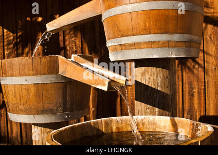 Holzfässer Trichter Wasser durch Rutschen Stockfoto