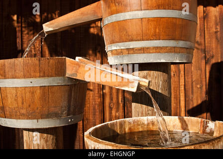 Hölzernen Wasserfässer Trichter kaltes Wasser durch chu Stockfoto