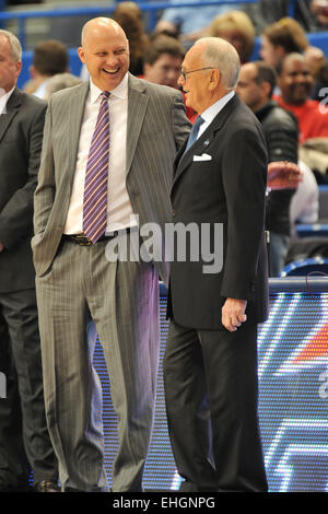 Hartford, Connecticut, USA. 13. März 2015. 13. März 2015: Head Trainer Larry Brown der SMU und Jeff Lebo in Aktion während der NCAA amerikanische Konferenz Turnier Basketball-Spiel zwischen der SMU Mustangs und die East Carolina Pirates im XL Center in Hartford, CT. Gregory Vasil/CSM Credit: Cal Sport Media/Alamy Live News Stockfoto