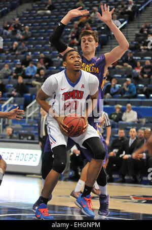 Hartford, Connecticut, USA. 13. März 2015. 13. März 2015: Ben Moore(00) der SMU in Aktion während der NCAA amerikanische Konferenz Turnier Basketball-Spiel zwischen der SMU Mustangs und die East Carolina Pirates im XL Center in Hartford, CT. Gregory Vasil/CSM Credit: Cal Sport Media/Alamy Live News Stockfoto