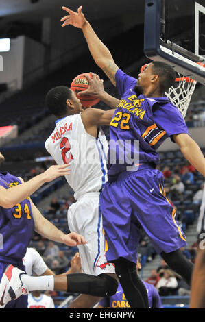 Hartford, Connecticut, USA. 13. März 2015. 13. März 2015: Yanick Moreira(2) der SMU und Paris Roberts-Campbell(22) of East Carolina in Aktion während der NCAA amerikanische Konferenz Turnier Basketball-Spiel zwischen der SMU Mustangs und die East Carolina Pirates im XL Center in Hartford, CT. Gregory Vasil/CSM Credit: Cal Sport Media/Alamy Live News Stockfoto