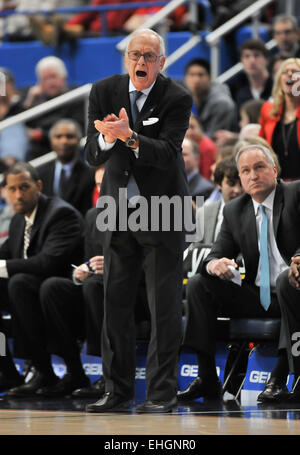 Hartford, Connecticut, USA. 13. März 2015. 13. März 2015: Head coach Larry Brown der SMU in Aktion während der NCAA amerikanische Konferenz Turnier Basketball-Spiel zwischen der SMU Mustangs und die East Carolina Pirates im XL Center in Hartford, CT. Gregory Vasil/CSM Credit: Cal Sport Media/Alamy Live News Stockfoto