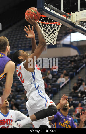 Hartford, Connecticut, USA. 13. März 2015. 13. März 2015: Yanick Moreira(2) der SMU in Aktion während der NCAA amerikanische Konferenz Turnier Basketball-Spiel zwischen der SMU Mustangs und die East Carolina Pirates im XL Center in Hartford, CT. Gregory Vasil/CSM Credit: Cal Sport Media/Alamy Live News Stockfoto