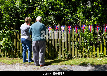 Union Jack Bunting. Dorf von Bramber, West Sussex, England, UK. Stockfoto
