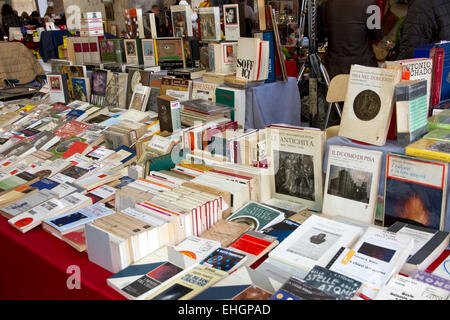 Bücherstand in Flohmarkt in Logge di Banchi, Piazza XX Settembre, Stadtmitte, Pisa, Toskana, Italien Stockfoto