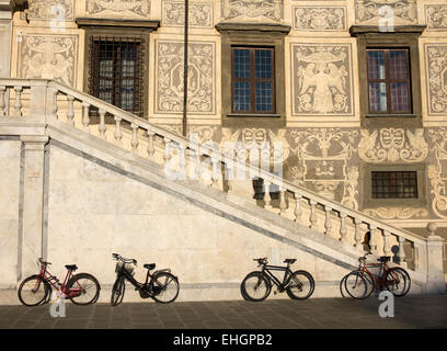 Studenten Fahrräder außerhalb Scuola Normale Superiore, Universität Pisa Palazzo della Carovana, Piazza dei Cavalieri, Pisa, Italien. Stockfoto