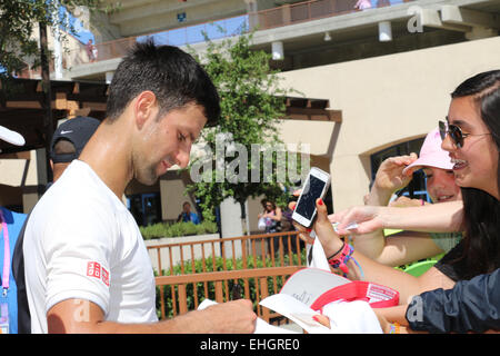 Indian Wells, Kalifornien Autogramme 13. März 2015 Nummer eins Rang serbischen Tennisspieler Novak Djokovic bei der BNP Paribas Open. Bildnachweis: Lisa Werner/Alamy Live-Nachrichten Stockfoto