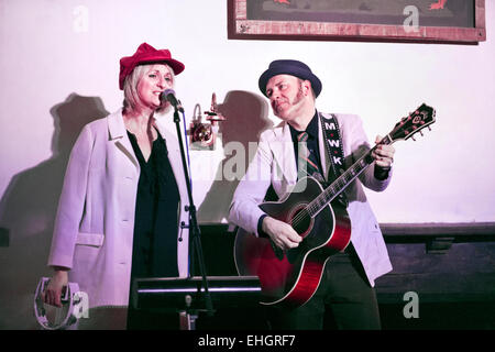 Country-Musik-Duo, My Darling Clementine, treten bei The Craven Arms, Appletreewick, in der Nähe von Skipton März 2015. Lou Dalgleish und Michael Weston King. Stockfoto