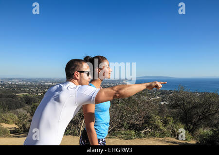 Wanderer am Aussichtspunkt auf den Höhenweg Temescal sehen Santa Monica Bay Stockfoto