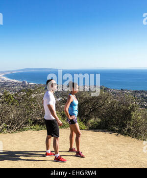 Wanderer am Aussichtspunkt auf den Höhenweg Temescal sehen Santa Monica Bay Stockfoto