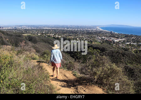 Wanderer auf den Temescal Höhenweg mit Santa Monica Bay in Ferne Stockfoto