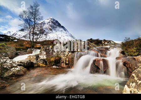 Highlands, Schottland, Fluss Coupall gehen über Wasserfälle in der Nähe des Eingang zum Glen Etive mit Stob Dearg Berg im Hintergrund. Stockfoto