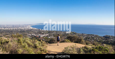 Wanderer auf den Temescal Höhenweg mit Santa Monica Bay in Ferne Stockfoto