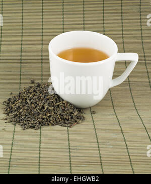 Weiße Tasse schwarzen Tee Stockfoto