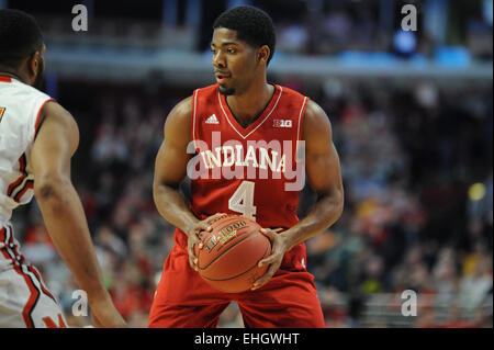 Chicago, IL, USA. 13. März 2015. Indiana Hoosiers Wache Robert Johnson (4) steuert den Ball in der ersten Hälfte während der 2015 große zehn Männer Basketball-Turnier Spiel zwischen Indiana Hoosiers und Maryland Terrapins im United Center in Chicago, IL. Patrick Gorski/CSM/Alamy Live-Nachrichten Stockfoto