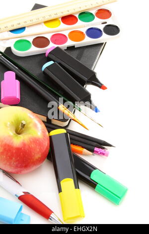 Schulbedarf und einen Apfel. Stockfoto