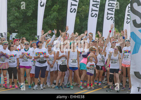 Aufgeregt Color Run Läufer vor dem Start von der Startlinie am 26. Juli 2014 in der Innenstadt von Asheville, NC Stockfoto