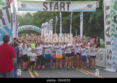 Aufgeregt Color Run Läufer vor dem Start von der Startlinie am 26. Juli 2014 in der Innenstadt von Asheville, NC Stockfoto