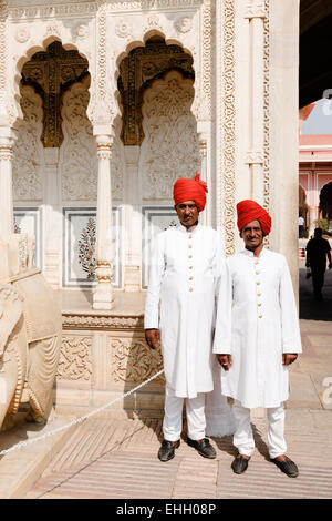 Wachen, gekleidet in weißen Uniformen im Jaipur City Palace and Museum. Stockfoto