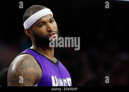 Philadelphia, Pennsylvania, USA. 13. März 2015. Sacramento Kings Center DeMarcus Cousins (15) blickt auf in das NBA-Spiel zwischen den Sacramento Kings und die Philadelphia 76ers im Wells Fargo Center in Philadelphia, Pennsylvania. Bildnachweis: Csm/Alamy Live-Nachrichten Stockfoto