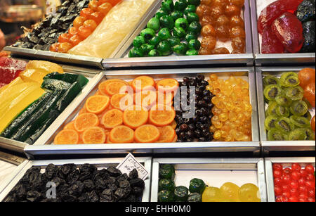 Süßigkeiten und Obst zum Verkauf in Barcelona Spanien Stockfoto