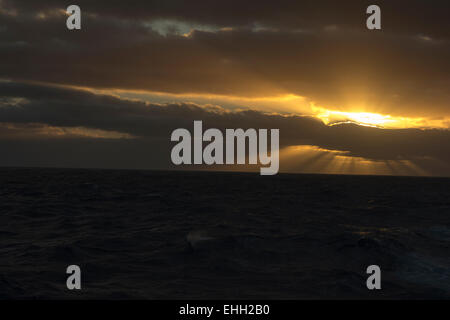 Windige Wetter im Atlantischen Ozean einige hundert Kilometer abseits der Küste Namibias. Stockfoto