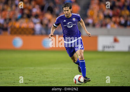 Houston, Texas, USA. 13. März 2015. Orlando City SC Mittelfeldspieler Kaka (10) steuert den Ball bei einem MLS-Spiel zwischen dem Houston Dynamo und Orlando City SC BBVA Compass-Stadion in Houston, TX am 13. März 2015. Orlando City gewann 1: 0. Bildnachweis: Trask Smith/ZUMA Draht/Alamy Live-Nachrichten Stockfoto