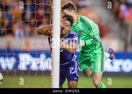 Houston, Texas, USA. 13. März 2015. Orlando City SC Mittelfeldspieler/vorwärts Pedro Ribeiro (15) erzielt ein Tor, wie er und Houston Dynamo Torwart Tyler Deric (1) Kampf um den Ball vor das Tor während eines MLS zwischen Houston Dynamo und Orlando City SC BBVA Compass-Stadion in Houston, TX am 13. März 2015-Spiel. Orlando City gewann 1: 0. Bildnachweis: Trask Smith/ZUMA Draht/Alamy Live-Nachrichten Stockfoto