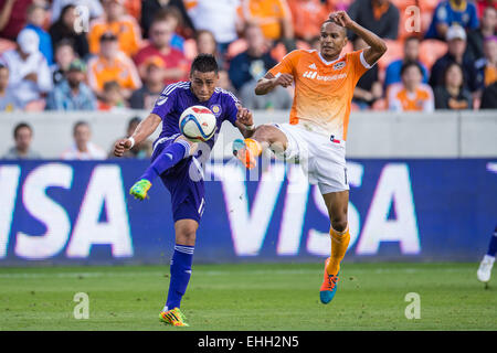 Houston, Texas, USA. 13. März 2015. Orlando City SC Mittelfeldspieler Darwin Ceren (17) kämpfen um den Ball gegen Houston Dynamo Mittelfeldspieler Ricardo Clark (13) bei einem MLS-Spiel zwischen dem Houston Dynamo und Orlando City SC BBVA Compass-Stadion in Houston, TX am 13. März 2015. Orlando City gewann 1: 0. Bildnachweis: Trask Smith/ZUMA Draht/Alamy Live-Nachrichten Stockfoto