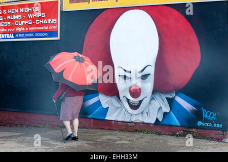 Imposante Clown Gesicht Wandbild an der Seite ein Witz-Shop im Zentrum von Blackpool, Lancashire, UK Stockfoto