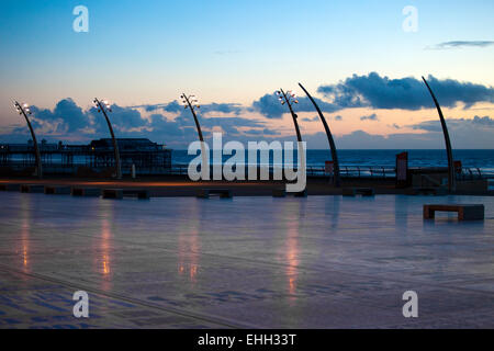 Die Komödie Teppich oder Pflaster auf Blackpool direkt am Meer in der Abenddämmerung, Lancashire, UK Stockfoto