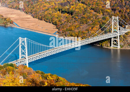 Bear Mountain Bridge Luftbild im Herbst mit bunten Bäumen über Hudson River im Bundesstaat New York. Stockfoto