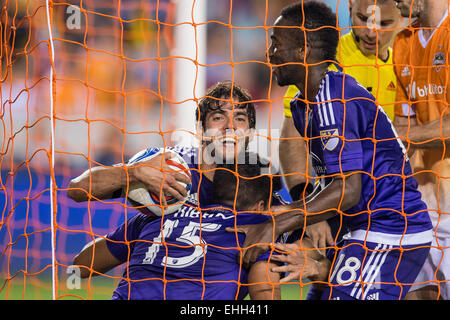 Houston, Texas, USA. 13. März 2015. Orlando City SC Mittelfeldspieler Kaka (10) und Orlando City SC Mittelfeldspieler Kevin Molino (18) feiern ein Tor von Orlando City SC Mittelfeldspieler/vorwärts Pedro Ribeiro (15) während ein MLS-Spiel zwischen den Houston Dynamo und Orlando City SC BBVA Compass-Stadion in Houston, TX am 13. März 2015. Orlando City gewann 1: 0. Bildnachweis: Trask Smith/ZUMA Draht/Alamy Live-Nachrichten Stockfoto