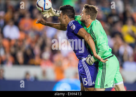 Houston, Texas, USA. 13. März 2015. Orlando City SC Mittelfeldspieler/vorwärts Pedro Ribeiro (15) erzielt ein Tor, wie er und Houston Dynamo Torwart Tyler Deric (1) Kampf um den Ball vor das Tor während eines MLS zwischen Houston Dynamo und Orlando City SC BBVA Compass-Stadion in Houston, TX am 13. März 2015-Spiel. Orlando City gewann 1: 0. Bildnachweis: Trask Smith/ZUMA Draht/Alamy Live-Nachrichten Stockfoto