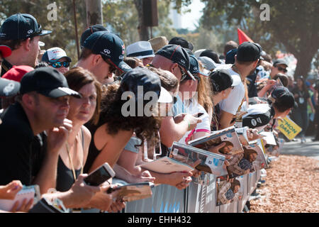 Albert Park, Melbourne, Australien. 14. März 2015. Fans warten für Autogramme an die 2015 Australian Formula One Grand Prix im Albert Park in Melbourne, Australien. Sydney Low/Cal Sport Media/Alamy Live-Nachrichten Stockfoto