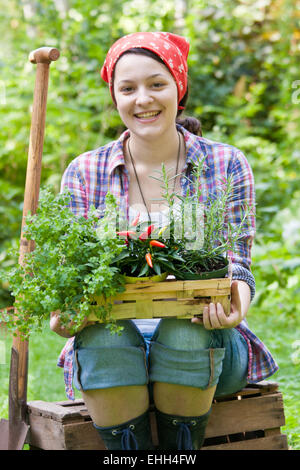 junge Frau in einem Garten Stockfoto