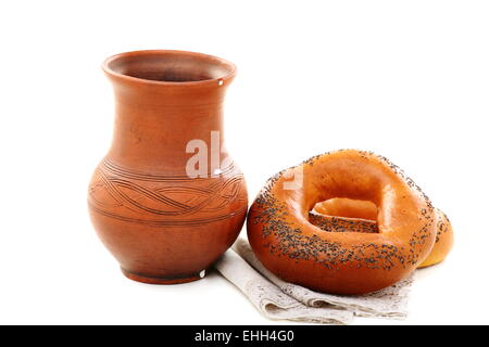 Bagels mit Mohn Samen und Keramik Krug. Stockfoto