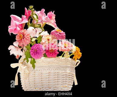 Blumenkorb vor einem dunklen Hintergrund Stockfoto