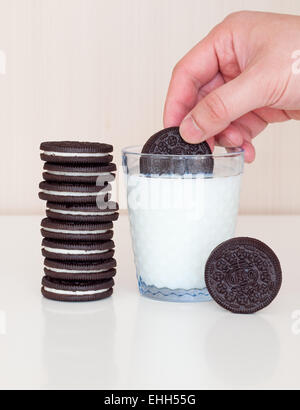 Dunking einen Oreo Cookie in ein Glas Milch. Stockfoto
