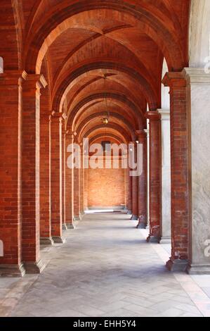 Kolonnade im romanischen Stil Kloster Stockfoto