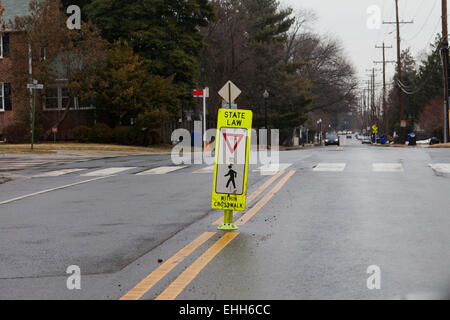 Fußgängerzone Zebrastreifen ergeben Zeichen - Virginia USA Stockfoto