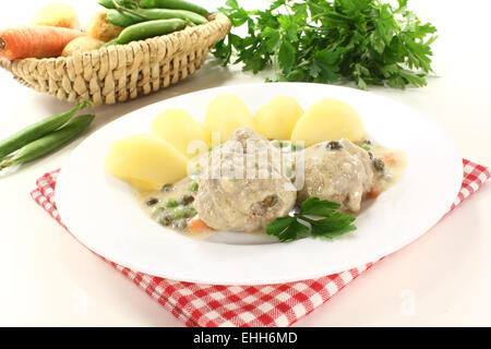 Fleischbällchen in einer weißen Soße mit Kapern Stockfoto