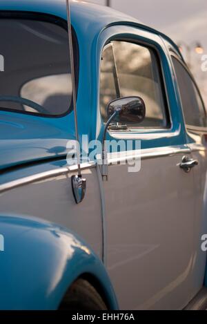 Klassisches blau-weiß VW Käfer Stockfoto